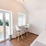 Basic Old House Apartman