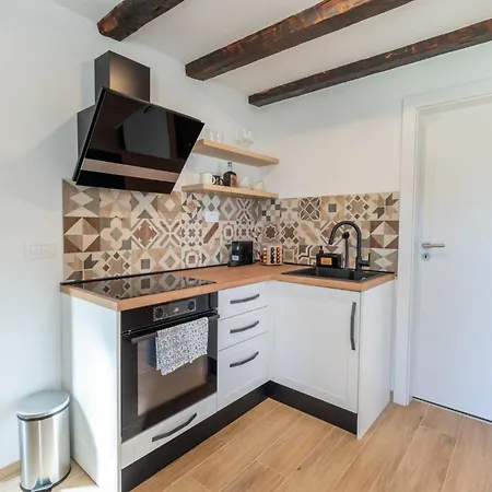 Lägenhet Basic Old House Vir