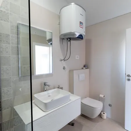 Apartament Basic Old House Vir