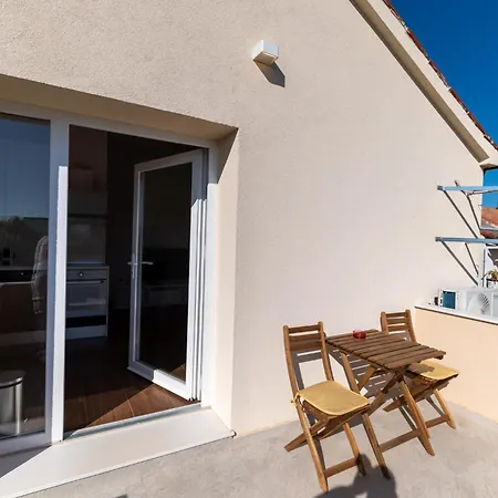 Apartament Basic Old House Vir