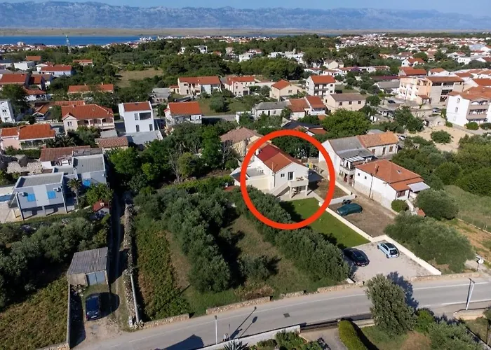 Basic Old House Apartman Vir